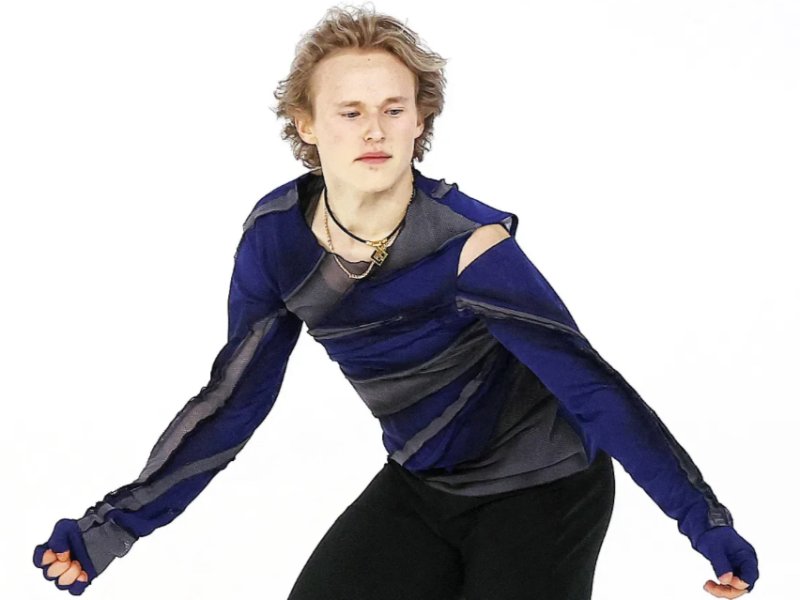 Илля Малинин взрослеет прямо на глазах.