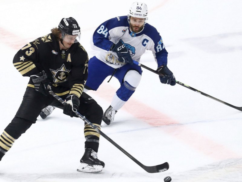 Лидер КХЛ неожиданно проиграл аутсайдеру.