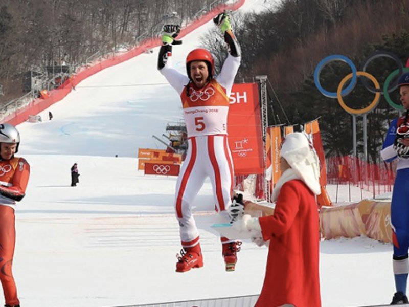 Австрийский горнолыжник взял золото в слаломе прямо на родных склонах Китцбюэля.