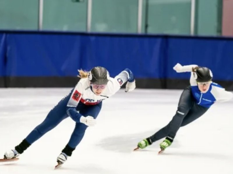 Международные команды сражаются за олимпийские путёвки на соревнованиях по шорт-треку в Монреале.